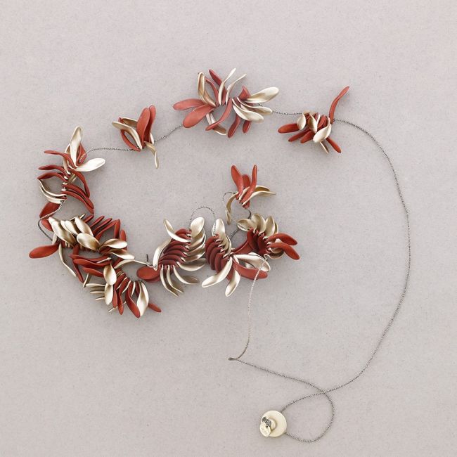 LONG NECKLACE WITH RESIN PETALS PENDANTS