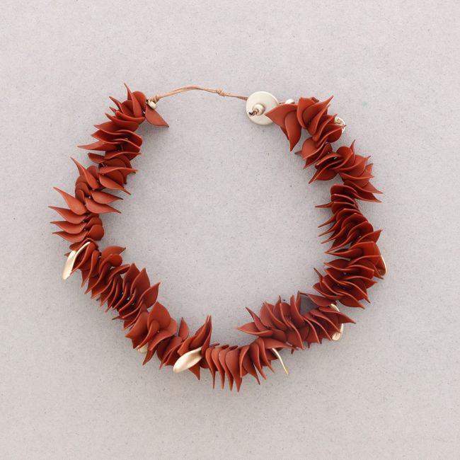 RESIN PETALS SHORT NECKLACE