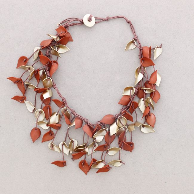 SHORT NECKLACE WITH RESIN PETALS PENDANTS