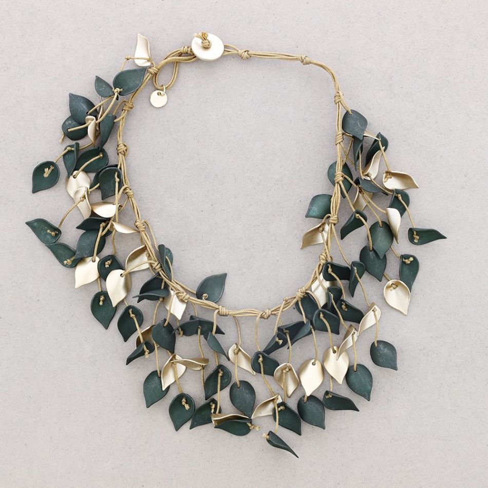 SHORT NECKLACE WITH RESIN PETALS PENDANTS