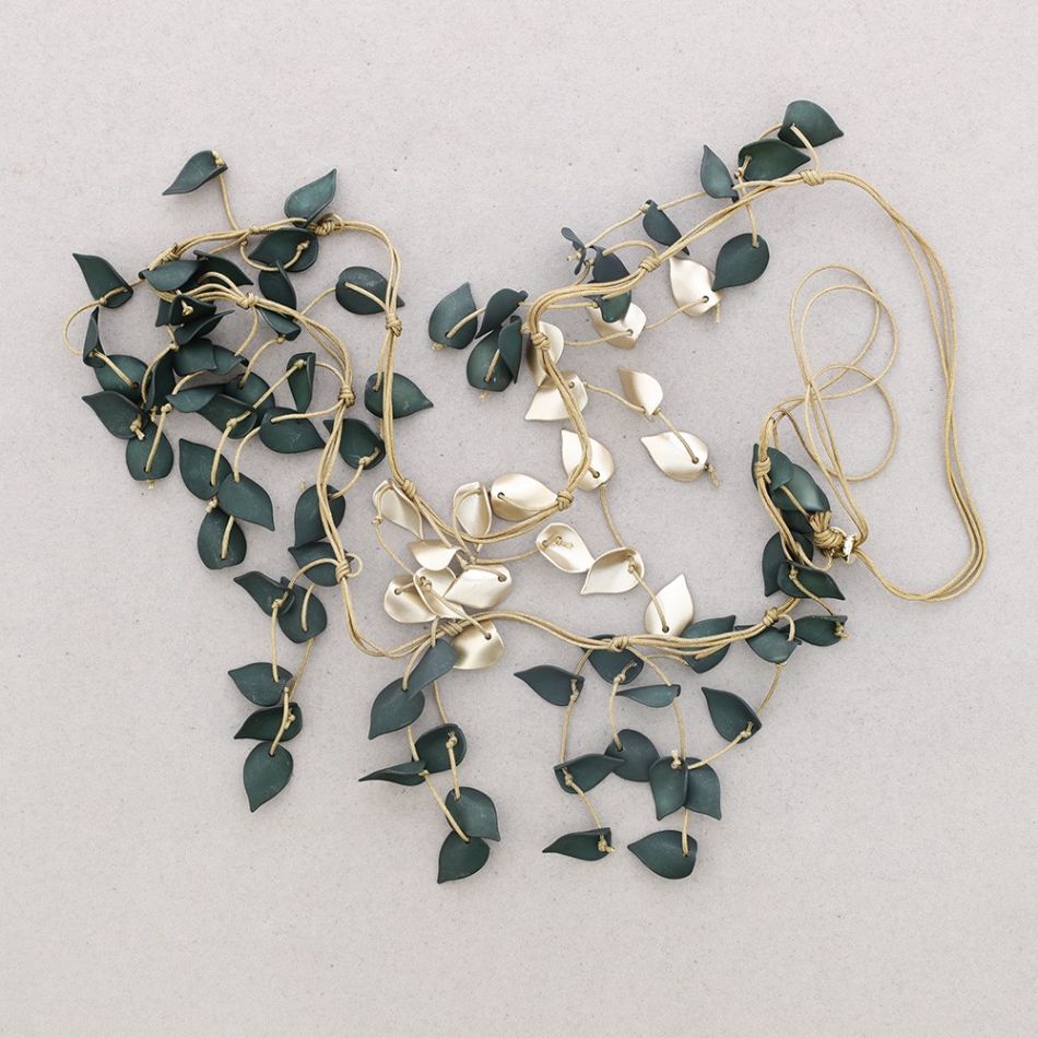 LONG NECKLACE WITH RESIN PETALS PENDANTS