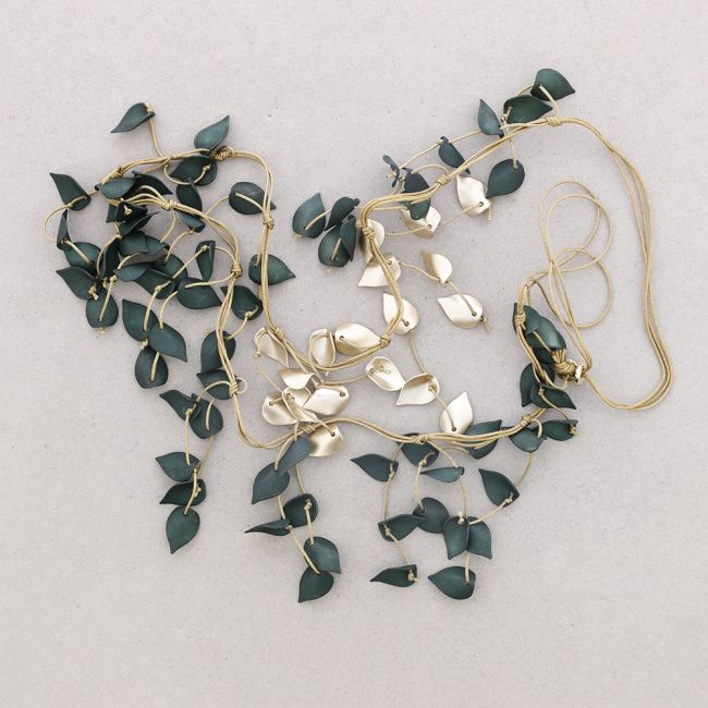 LONG NECKLACE WITH RESIN PETALS PENDANTS