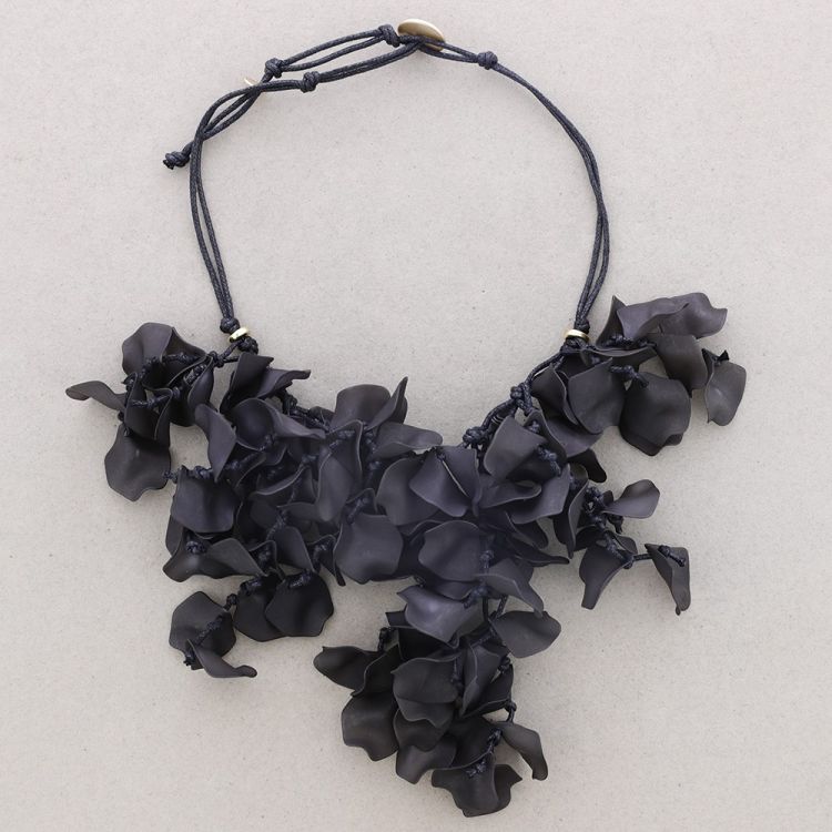 RESIN PETALS PENDANT SHORT NECKLACE 2