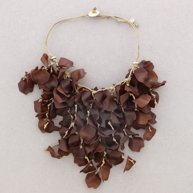 RESIN PETALS PENDANT SHORT NECKLACE