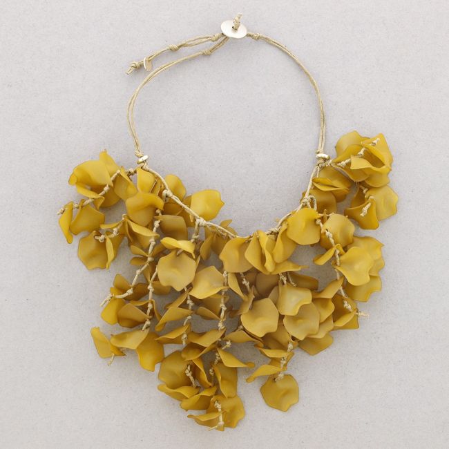 RESIN PETALS PENDANT SHORT NECKLACE