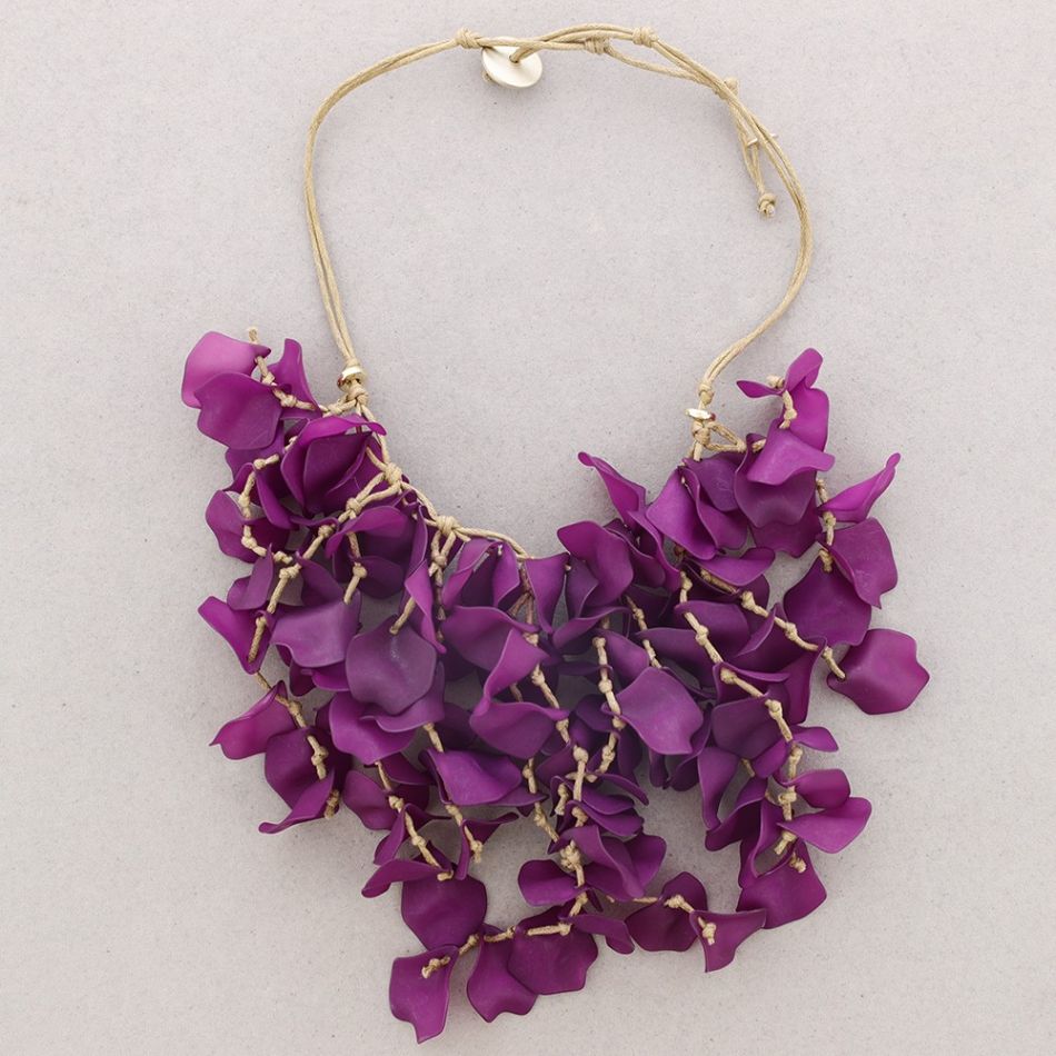 RESIN PETALS PENDANT SHORT NECKLACE