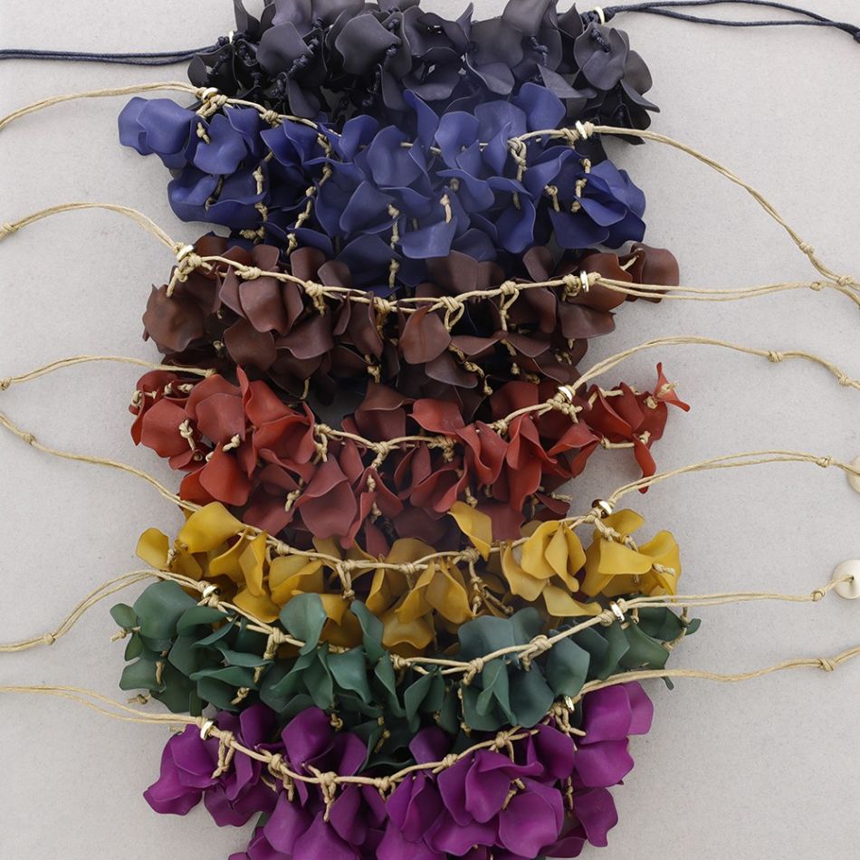 RESIN PETALS PENDANT SHORT NECKLACE