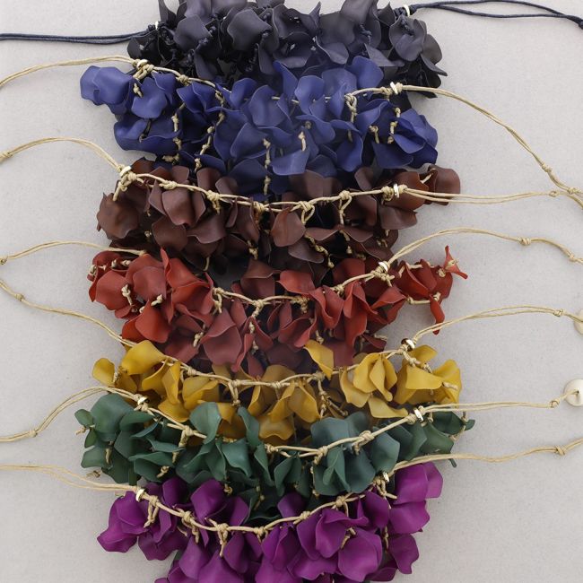 RESIN PETALS PENDANT SHORT NECKLACE
