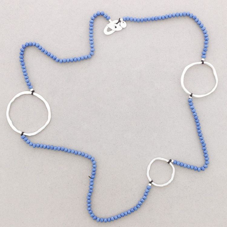 LONG NECKLACE WITH FACETED BEADS AND METAL RINGS