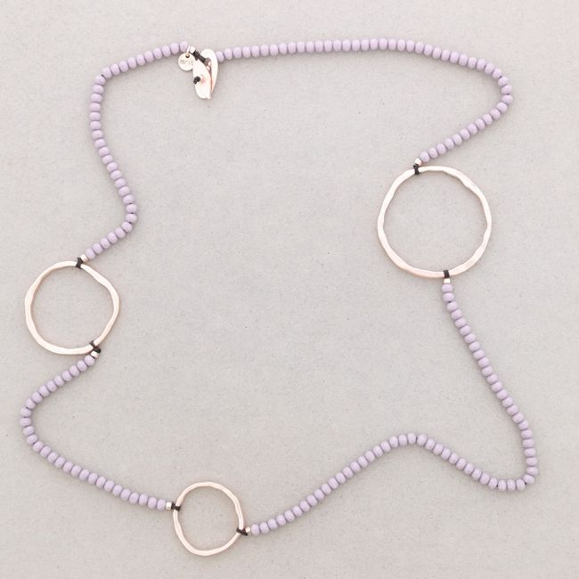 LONG NECKLACE WITH FACETED BEADS AND METAL RINGS