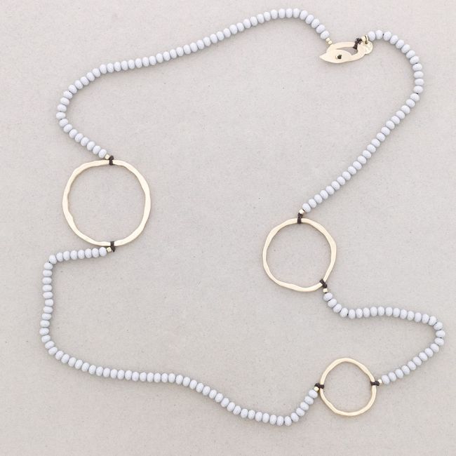 LONG NECKLACE WITH FACETED BEADS AND METAL RINGS