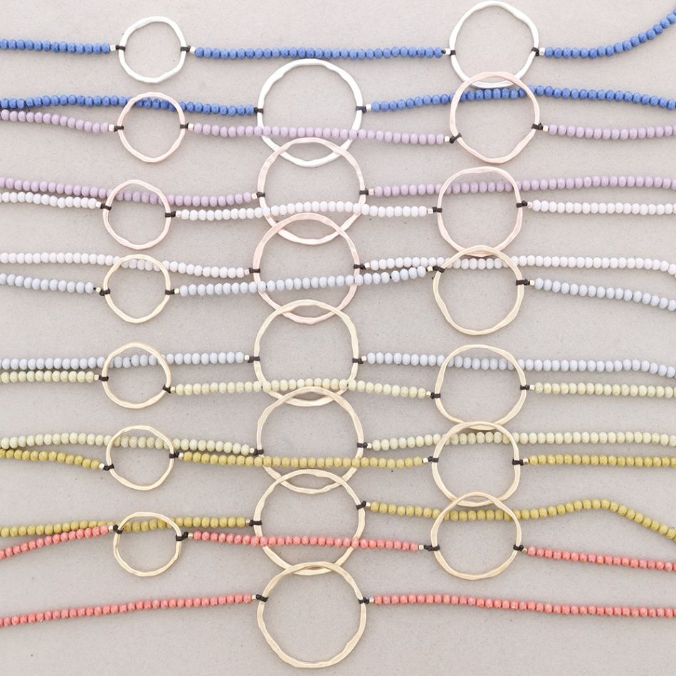 LONG NECKLACE WITH FACETED BEADS AND METAL RINGS