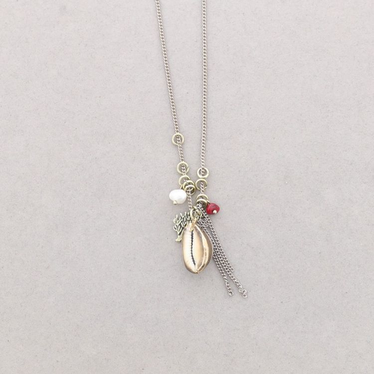 LONG METAL NECKLACE WITH SHELL PENDANT