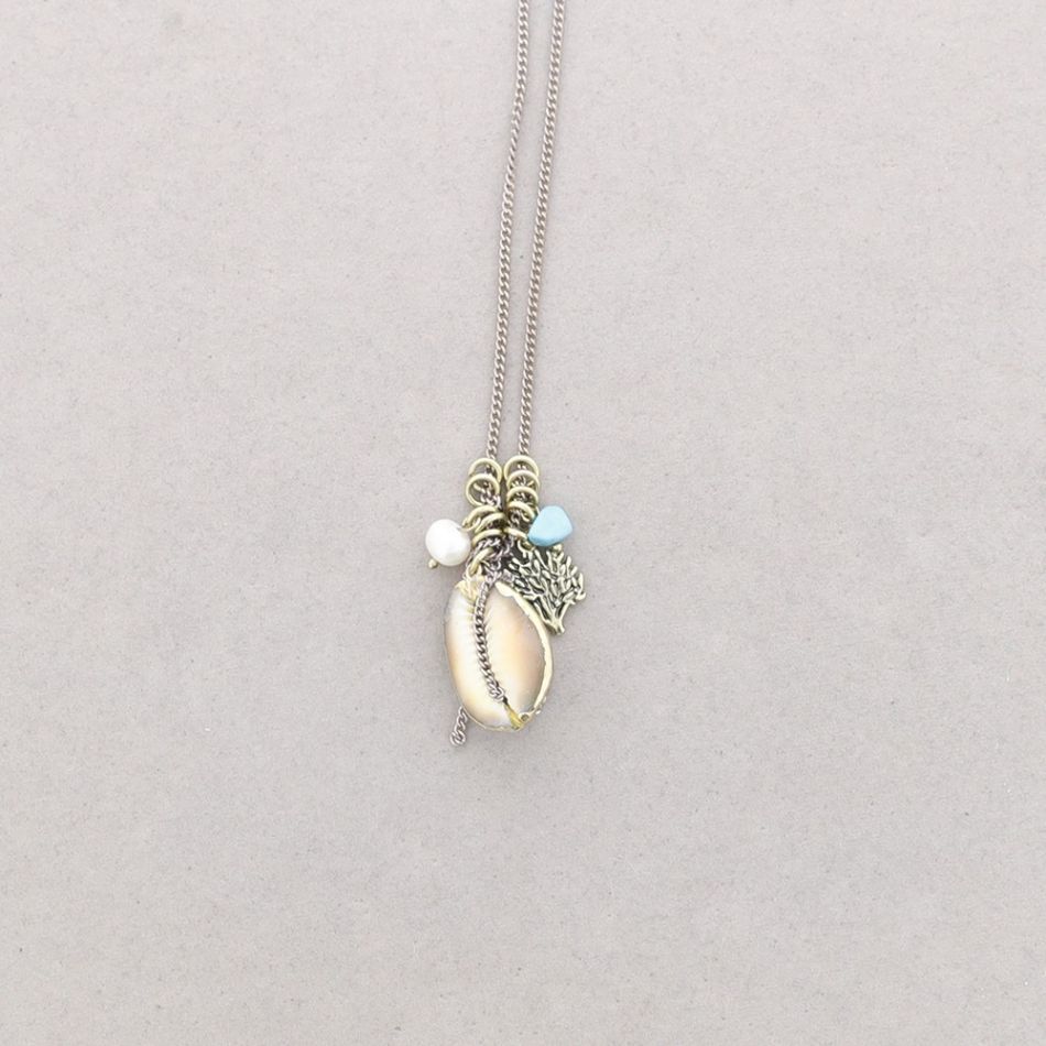 LONG METAL NECKLACE WITH SHELL PENDANT
