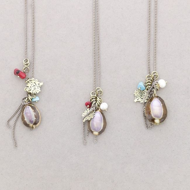 LONG METAL NECKLACE WITH SHELL PENDANT