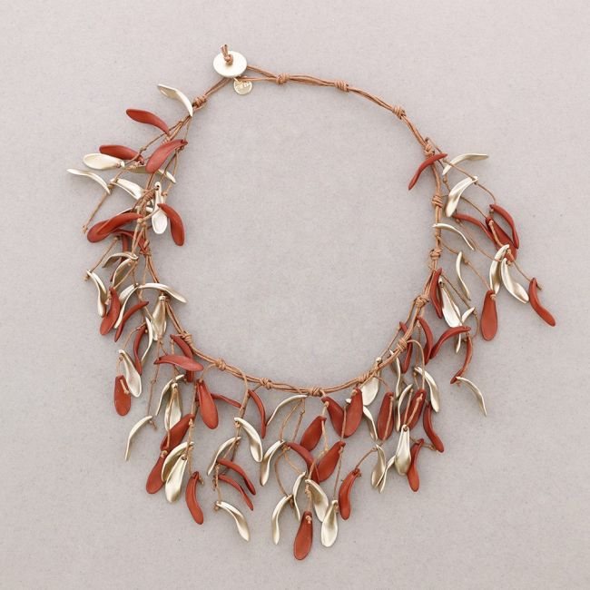 COLLAR LARGO COLGANTES PÉTALOS RESINA