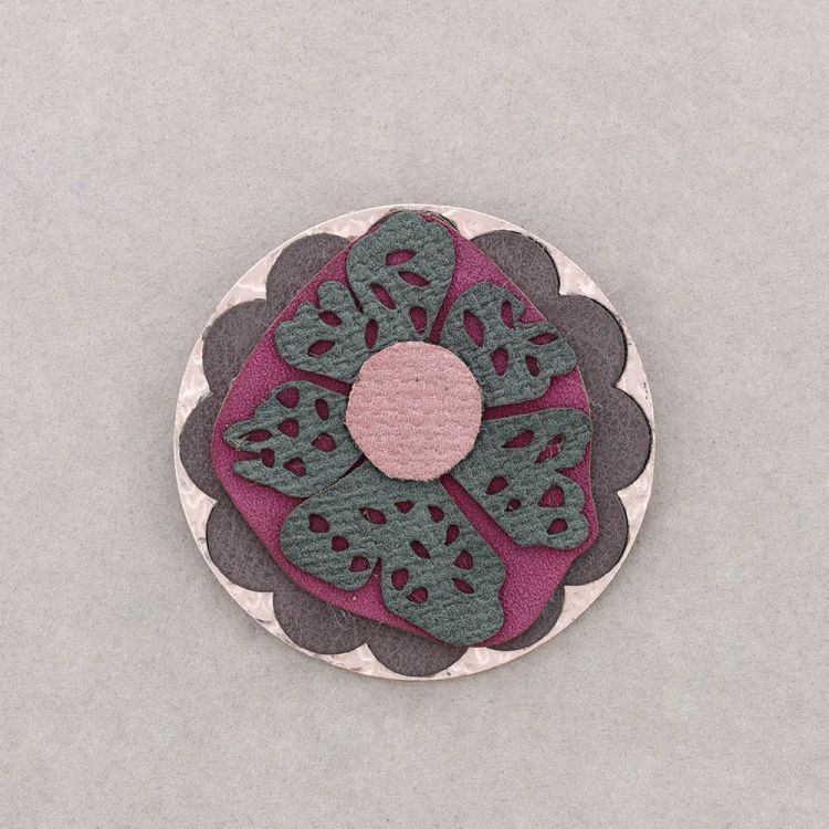 BROCHE FLOR MULTI CAPA IMITACIÓN CUERO