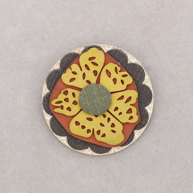 BROCHE FLOR MULTI CAPA IMITACIÓN CUERO