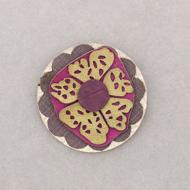 BROCHE FLOR MULTI CAPA IMITACIÓN CUERO
