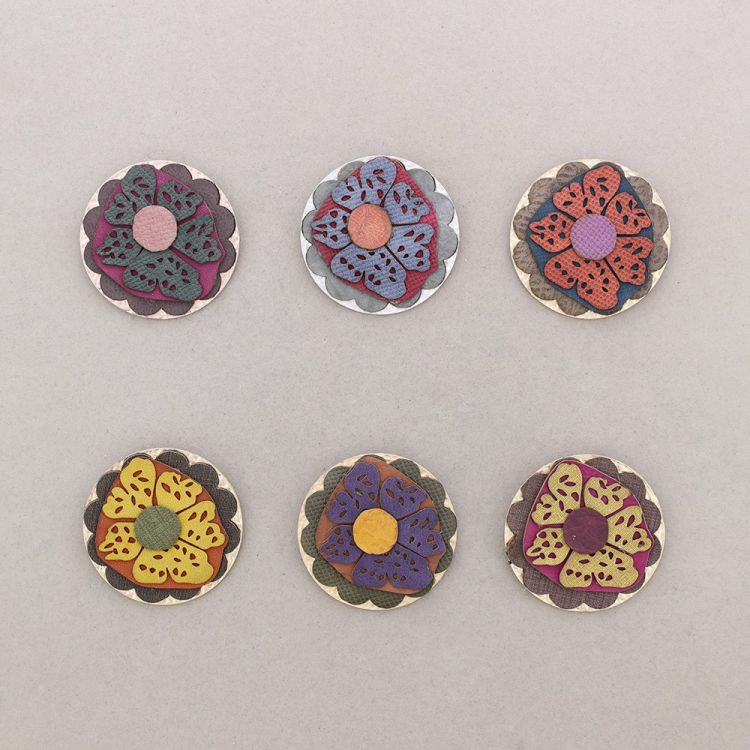 BROCHE FLOR MULTI CAPA IMITACIÓN CUERO 2