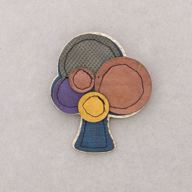 BROCHE ÁRBOL METAL IMITACIÓN CUERO