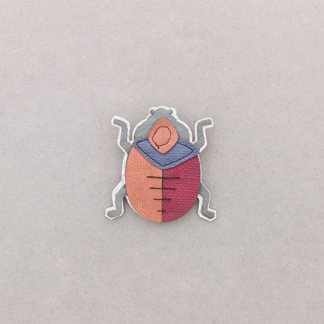 BROCHE INSECTO METAL IMITACIÓN CUERO