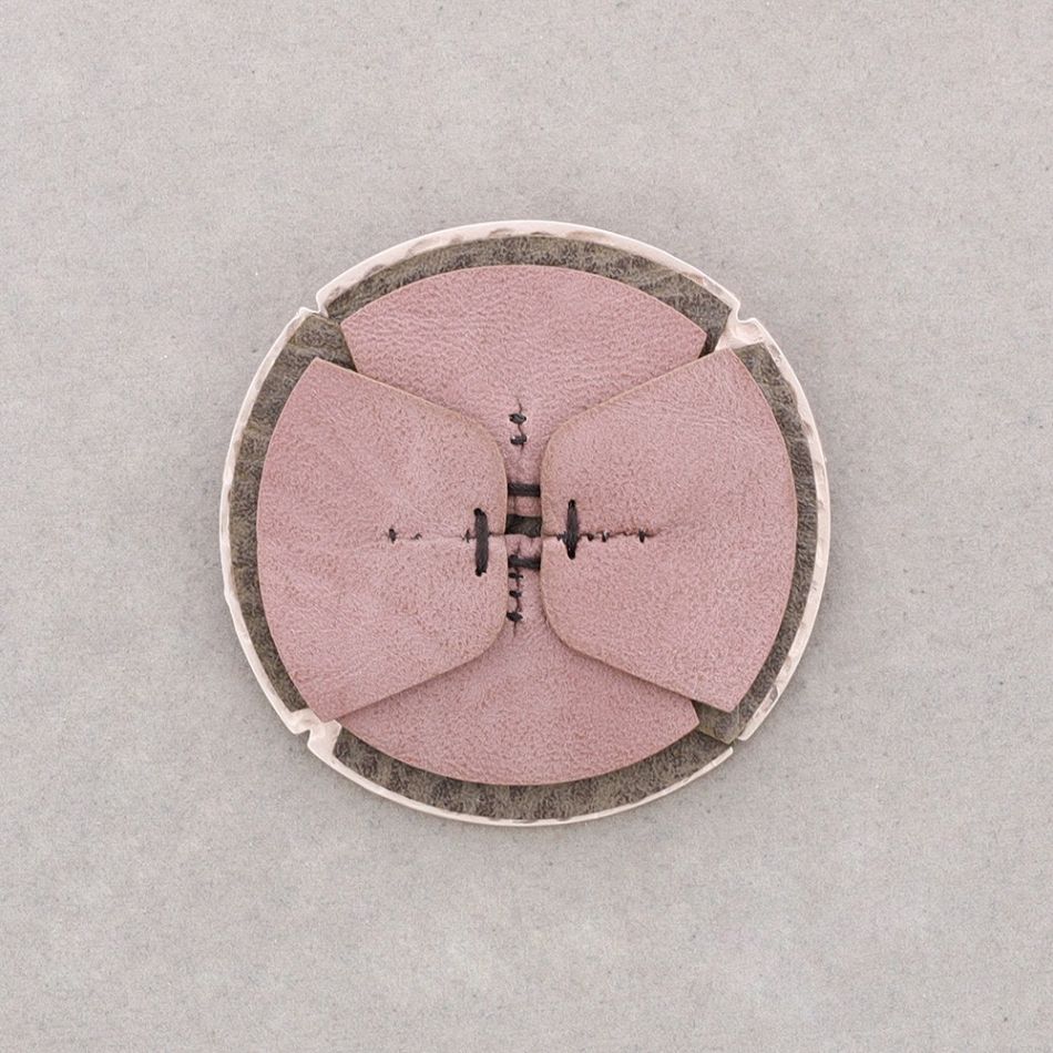 BROCHE FLOR IMITACIÓN CUERO