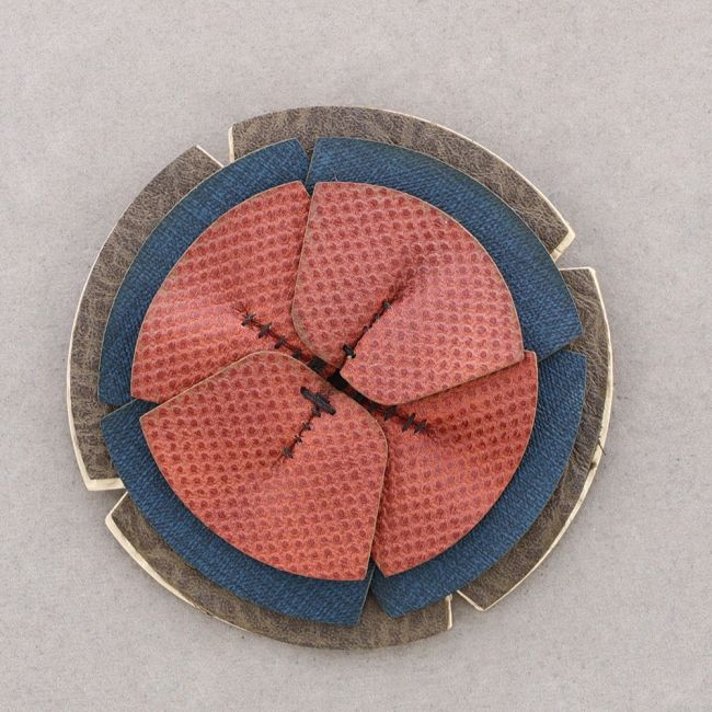 BROCHE FLOR IMITACIÓN CUERO