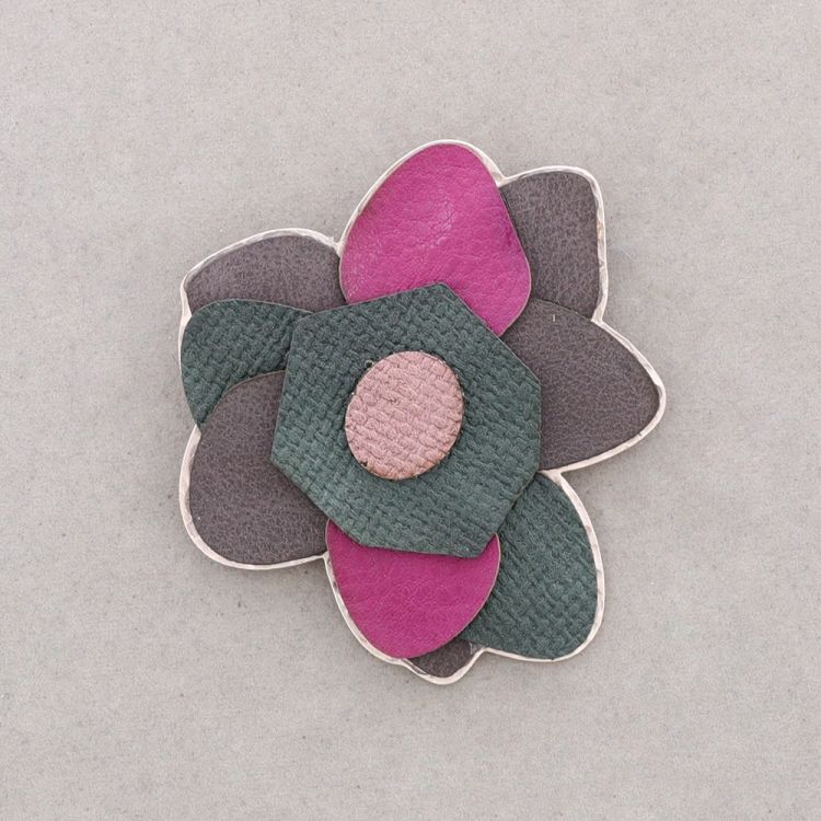 IMITATION LEATHER METAL FLOWER BROOCH