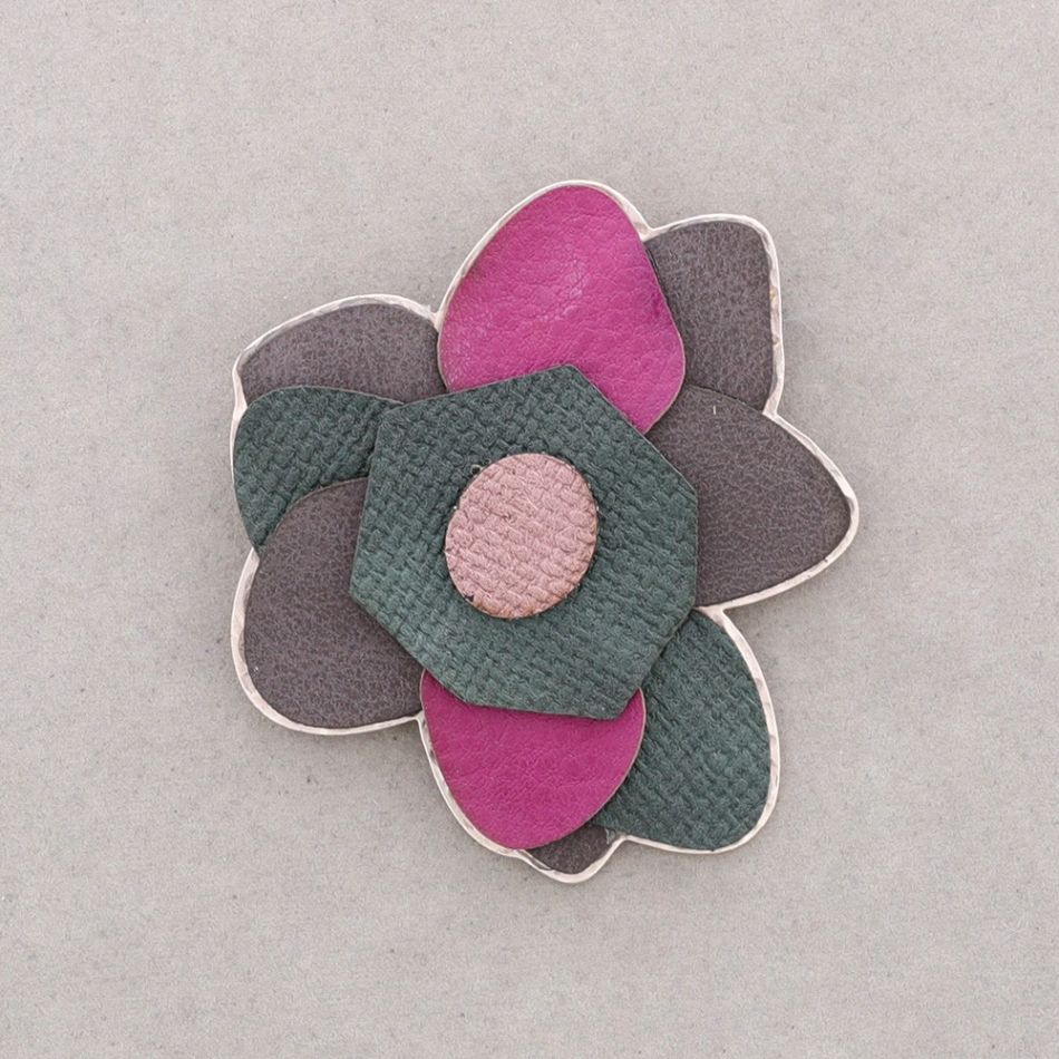 IMITATION LEATHER METAL FLOWER BROOCH