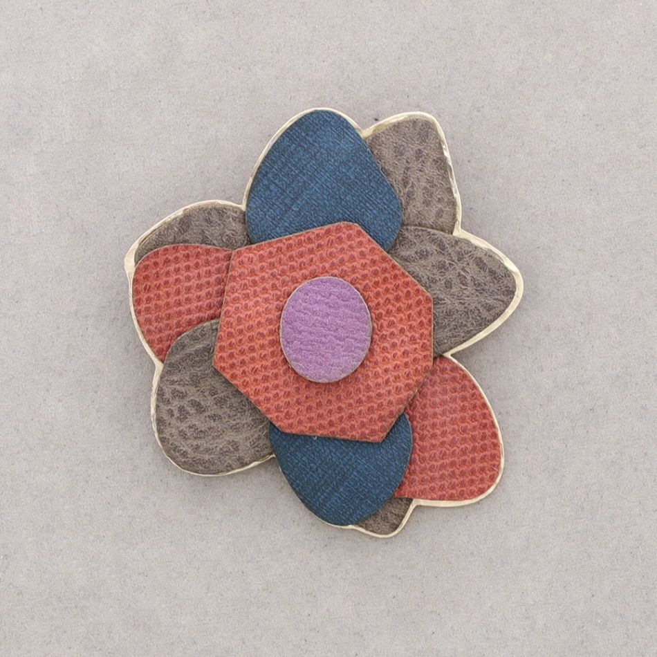 BROCHE FLOR METAL IMITACIÓN CUERO