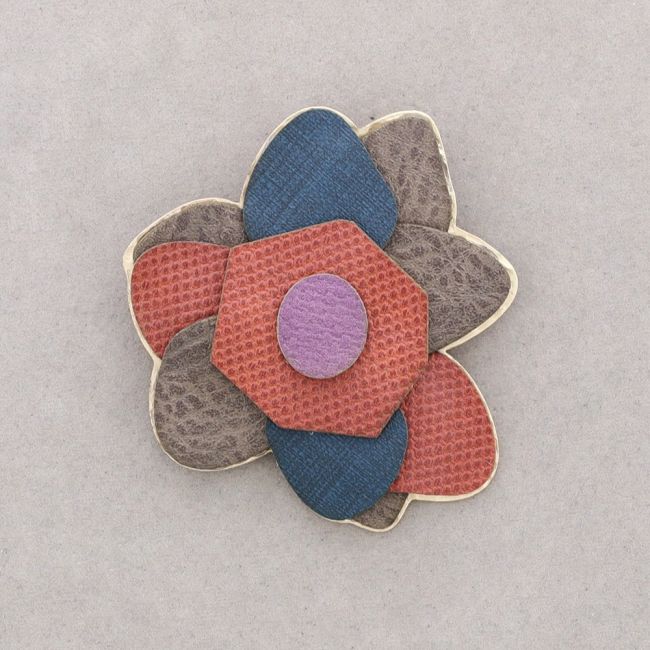 BROCHE FLOR METAL IMITACIÓN CUERO