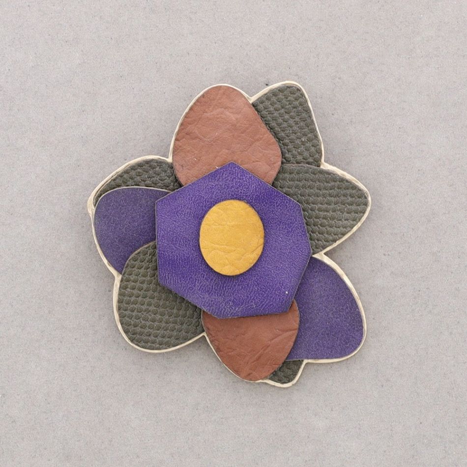 BROCHE FLOR METAL IMITACIÓN CUERO