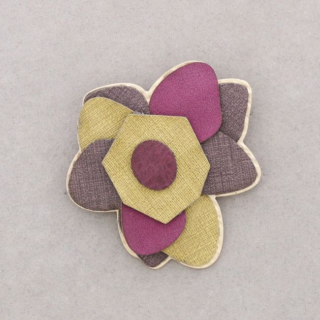 BROCHE FLOR METAL IMITACIÓN CUERO