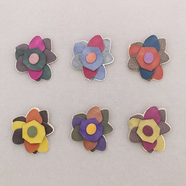 IMITATION LEATHER METAL FLOWER BROOCH