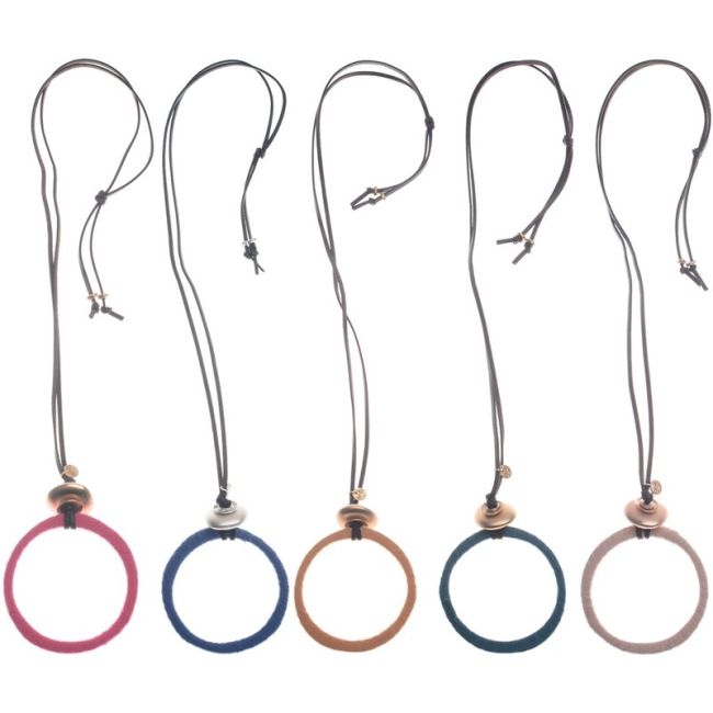 LONG NECKLACE WITH LINED METAL RING PENDANT
