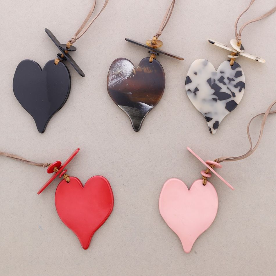 RESIN HEART PENDANT LONG NECKLACE