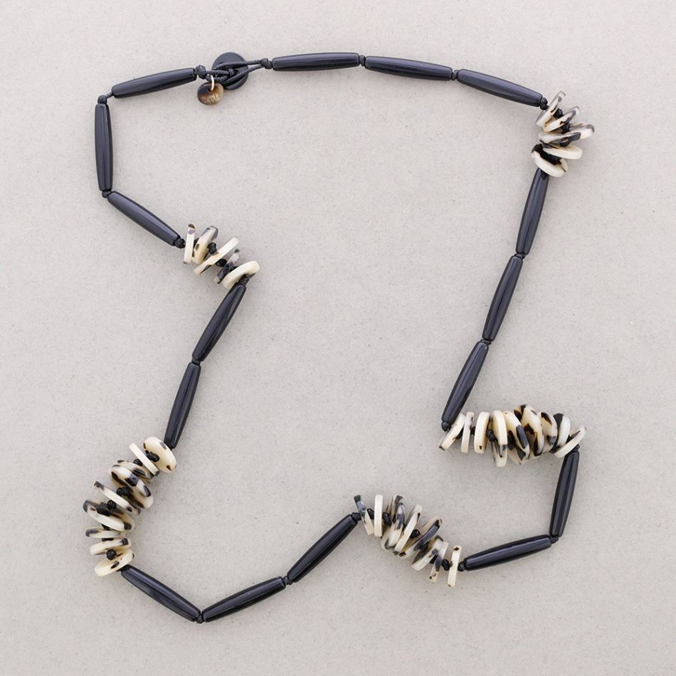 LONG NECKLACE WITH RESIN BEADS