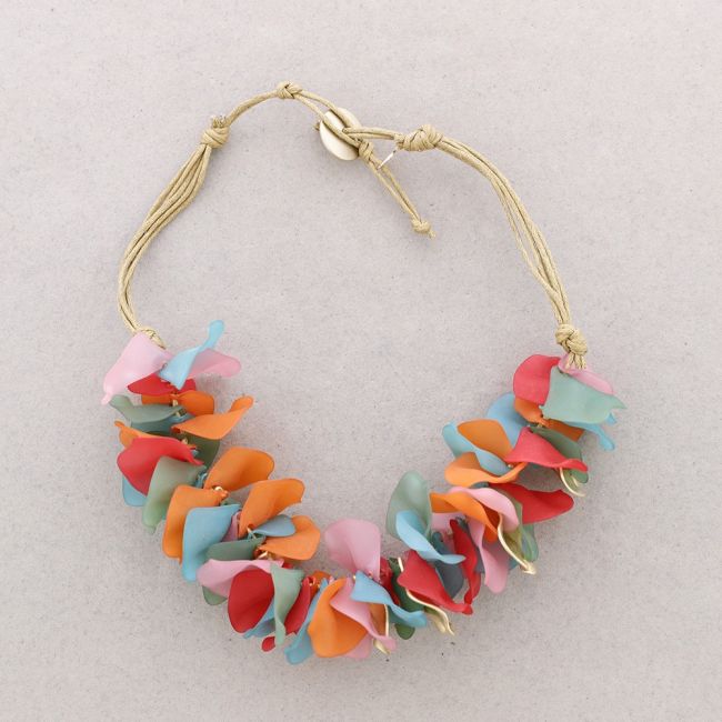 RESIN PETALS NECKLACE