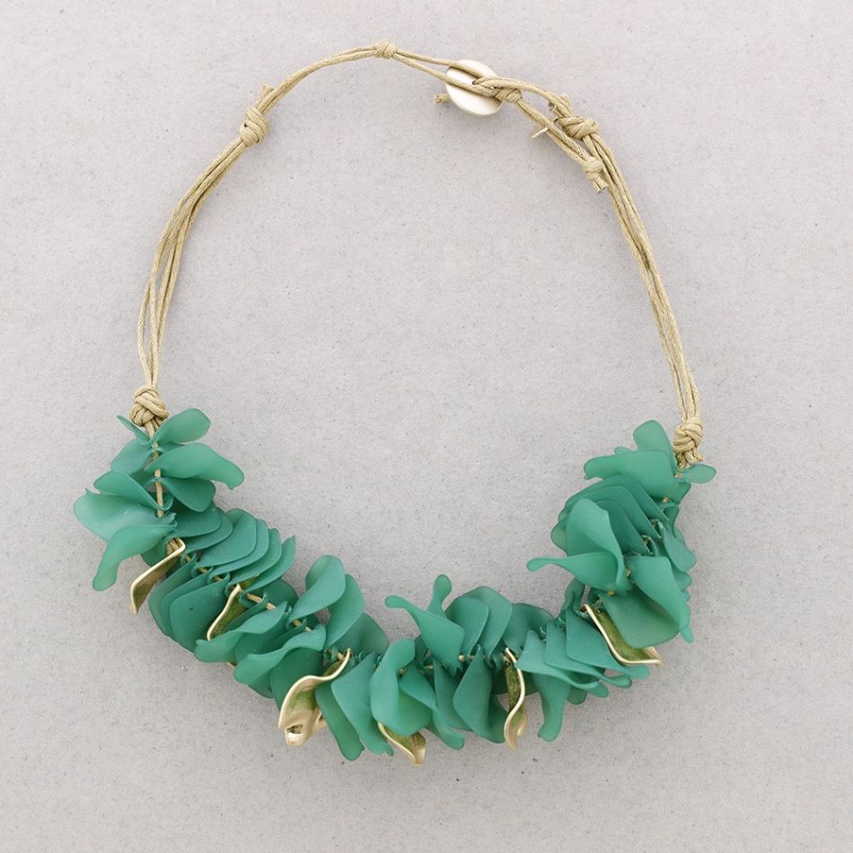 RESIN PETALS NECKLACE