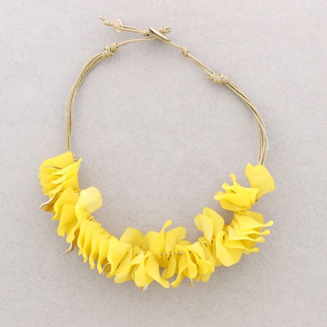 RESIN PETALS NECKLACE