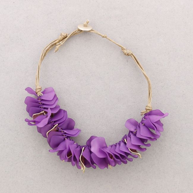 RESIN PETALS NECKLACE