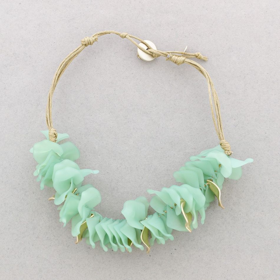 RESIN PETALS NECKLACE