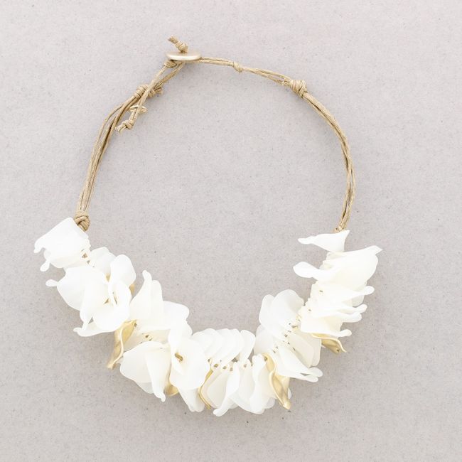 RESIN PETALS NECKLACE