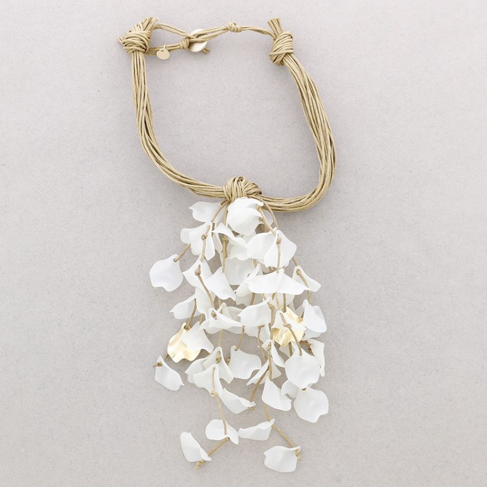 RESIN PETALOS PENDANT NECKLACE