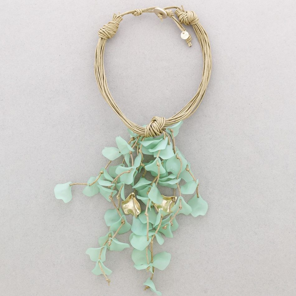 RESIN PETALOS PENDANT NECKLACE
