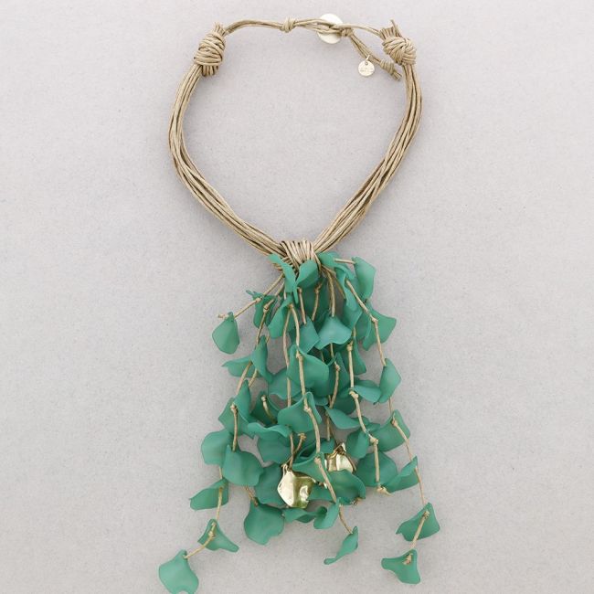 RESIN PETALOS PENDANT NECKLACE