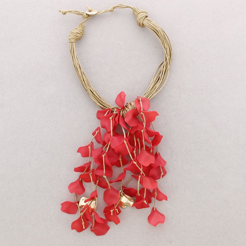 RESIN PETALOS PENDANT NECKLACE