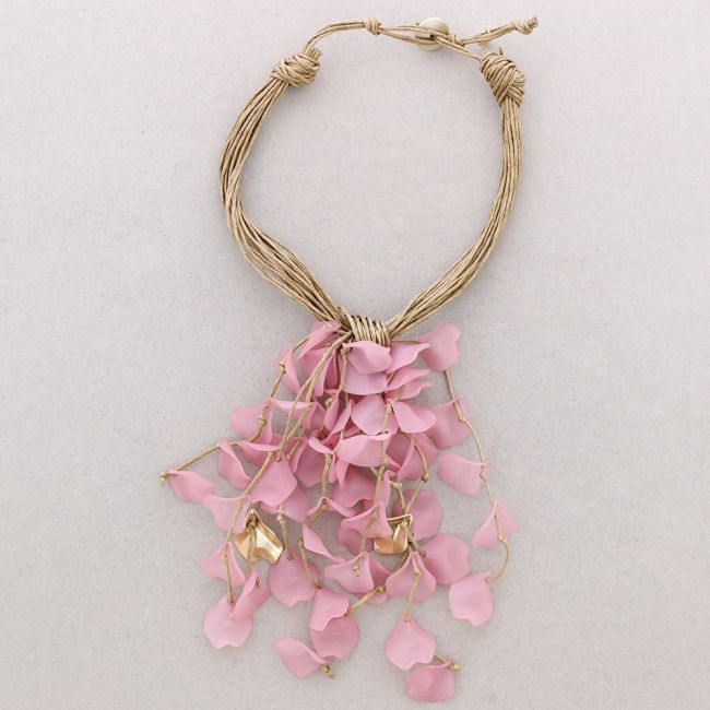 RESIN PETALOS PENDANT NECKLACE