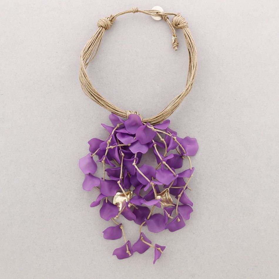 RESIN PETALOS PENDANT NECKLACE